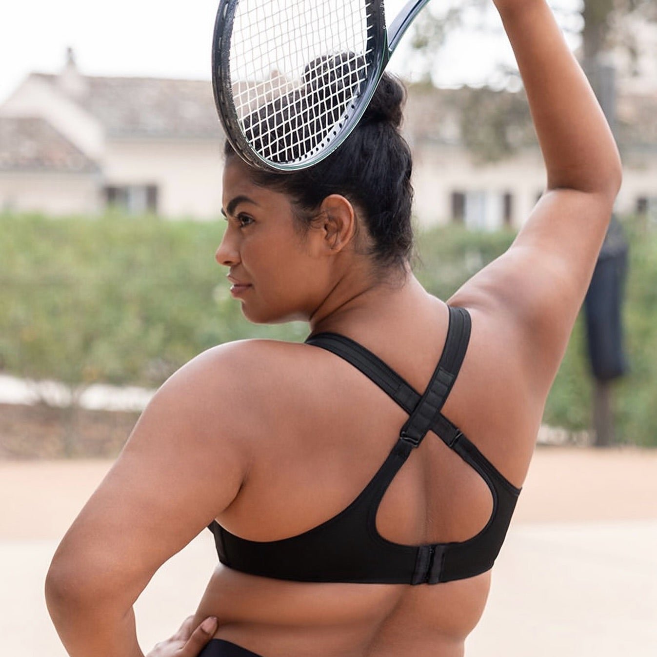 Wacoal Simone Underwire sport bra Close-set back straps with hook and eye adjustment. Best sports bra for Tennis